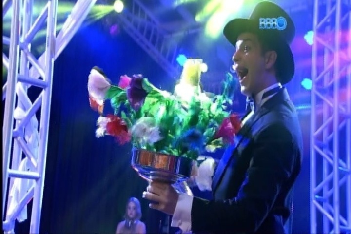 29.jan.2014 - Homem faz número de mágica durante festa Circus, no "BBB"