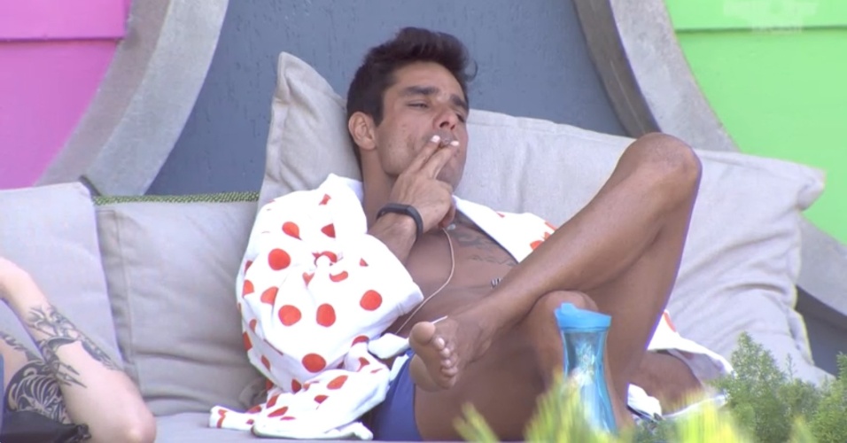 29.jan.2014 - Na área externa da casa, Diego fuma enquanto conversa com Cássio e Valter