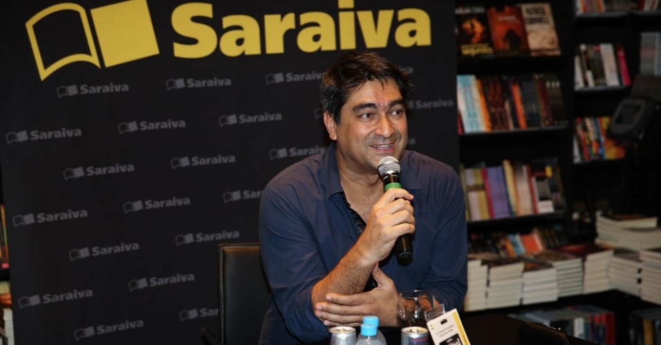 29.jan.2014 - O apresentador e jornalista Zeca Camargo lança seu e-book "50, Eu?", na Livraria Saraiva do Shopping Pátio Higienópolis, em São Paulo. Na obra, Zeca revela como é chegar aos 50 anos de forma divertida. Zeca conversou com fãs que foram prestigiá-lo na livraria