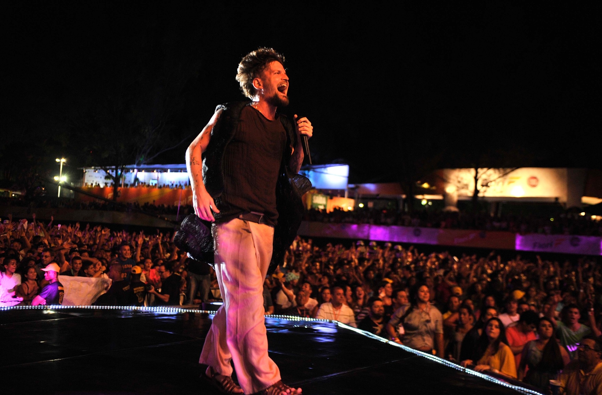 29.jan.2014 - O cantor Saulo, ex-vocalista da Banda Eva, se apresenta no Festival de Verão de Salvador - Joao Alvarez/UOL