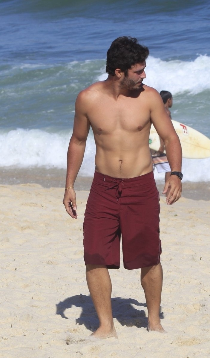 29.jan.2014 - Thiago Rodrigues gravou cenas de "Além do Horizonte" na praia do Recreio, zona oeste do Rio