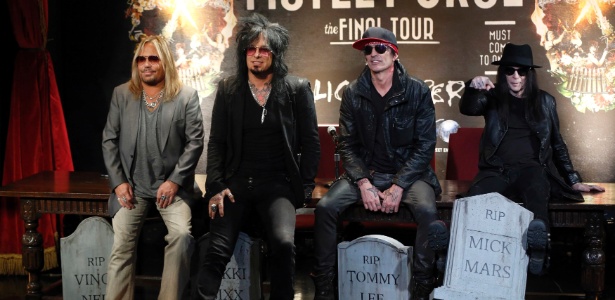 Os integrantes do Mötley Crüe Vince Neil, Nikki Sixx, Tommy Lee e Mick Mars posam com suas "lápides" em evento de divulgação da turnê - Mario Anzuoni/Reuters