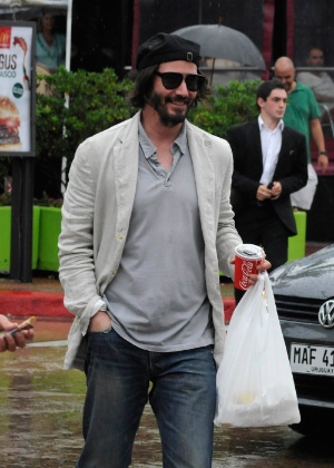 28.jan.2014 - Keanu Reeves compra um sanduíche chivito na Av.Gorlero em Punta Del Este, no Uruguai
