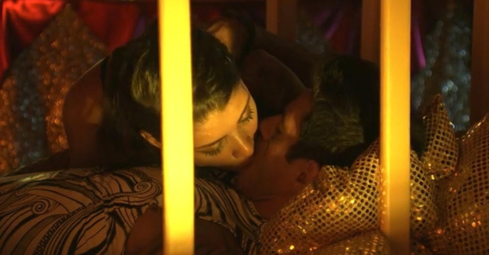 29.jan.2014 - Casal Frango se beija na gaiola durante festa