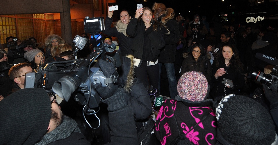 29.jan.2014 - Justin Bieber se apresenta à polícia de Toronto e provoca tumulto