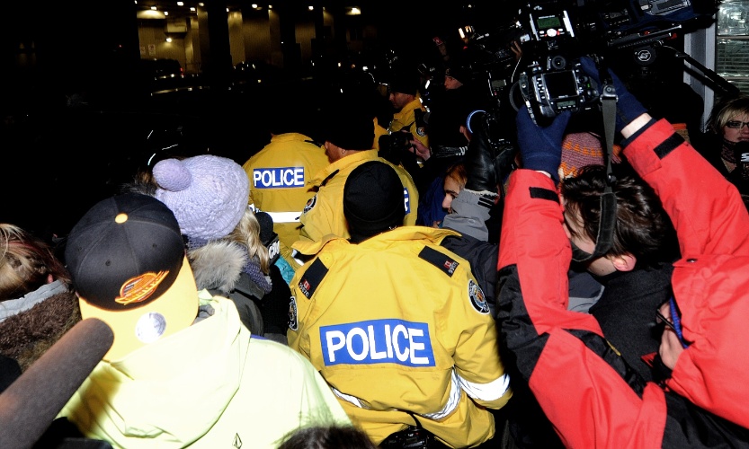 29.jan.2014 - Justin Bieber se apresenta à polícia de Toronto e provoca tumulto