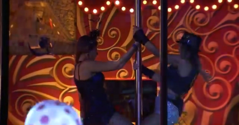 29.jan.2014 - Letícia e Amanda dançam no pole dance