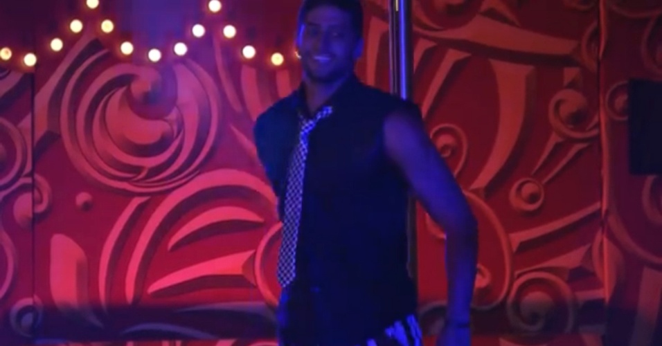 29.jan.2014 - Marcelo sensualiza no pole dance