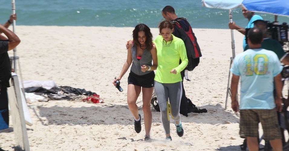 30.jan.2013 - Vanessa Gerbelli e Julia Lemmertz gravaram cenas de "Em Família" na praia da Reserva, zona oeste do Rio. Na trama elas serão Juliana e Helena, respectivamente