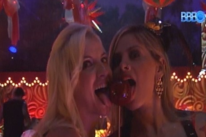 30.jan.2014 - Clara e Vanessa sensualizam com maçã do amor na festa Circo