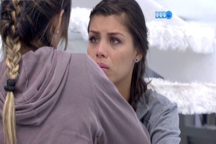 30.jan.2014 - Franciele chora e se desabafa com Letícia sobre relacionamento com Diego