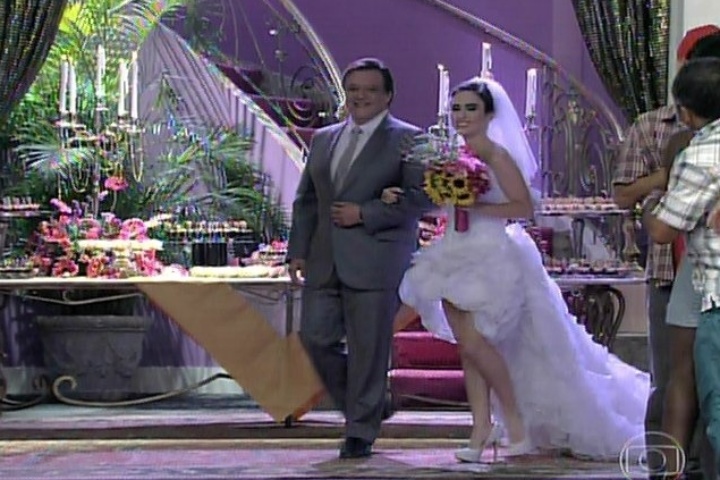 30.jan.2014 - Valdirene e Carlitos se casam. A "piradinha" entra na igreja ao som de funk