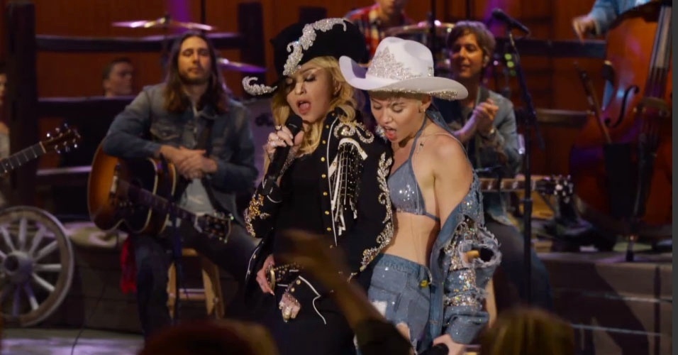 Madonna e Miley Cyrus sensualizam em dueto no Acústico MTV