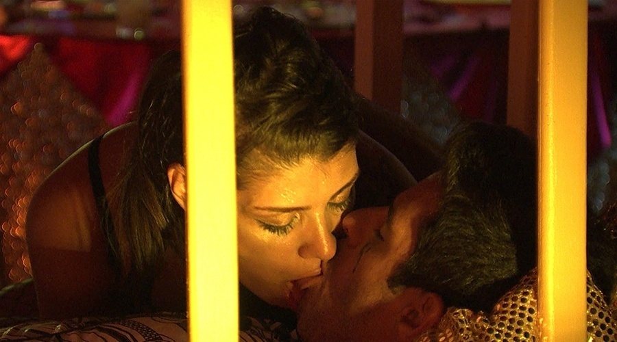 29.jan.2014 - Casal "Frango" se beija muito na gaiola da "Festa Circo"