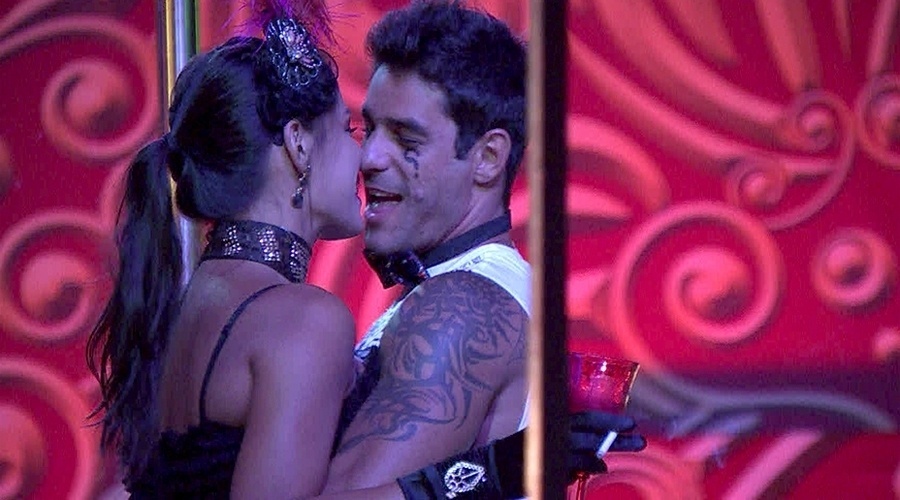 30.jan.2014 - Casal "Frango" se beija muito na gaiola da "Festa Circo"