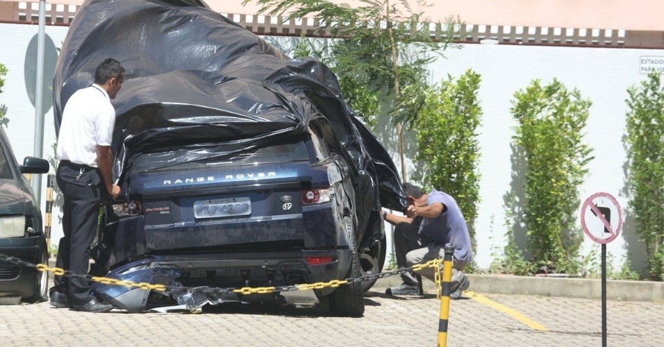 31.jan.2013 - Após acidente, carro de Isis Valverde é flagrado no pátio do apartamento do amigo da atriz, Biel Maciel . Hospital Barra D'Or, na Zona Oeste do Rio de Janeiro