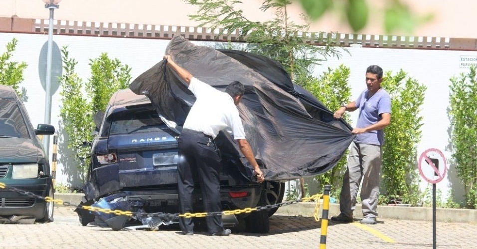 31.jan.2013 - Após acidente, carro de Isis Valverde é flagrado no pátio do apartamento do amigo da atriz, Biel Maciel . Hospital Barra D'Or, na Zona Oeste do Rio de Janeiro