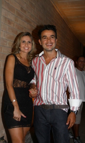 31.jan.2014 - Anderson Di Rizzi chega com a namorada,Taíse Galente, para conferir o último capítulo da novela