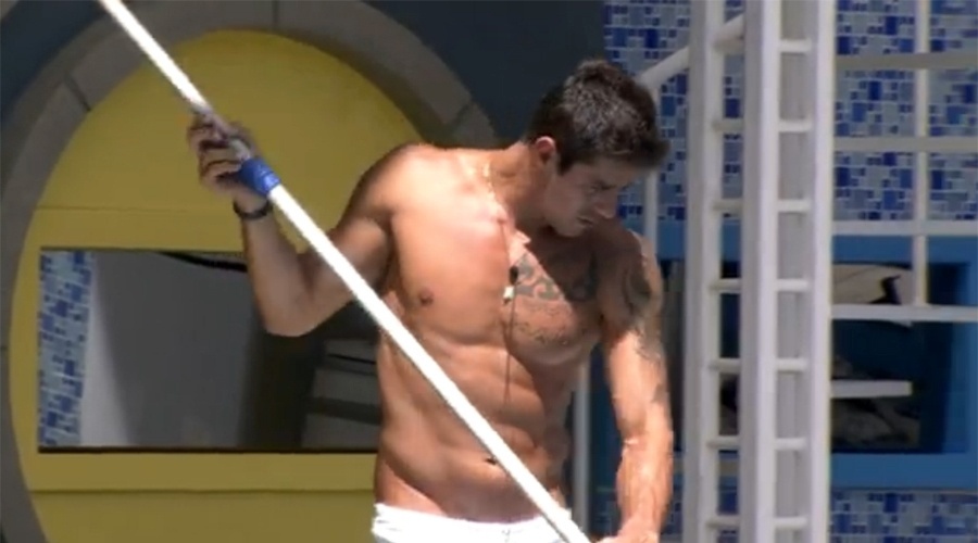 31.jan.2014 - De sunga branca, Diego limpa a piscina da casa