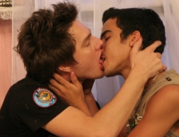 "Beija Sapo" (2005-2007): Apresentado por Daniela Cicarelli, na MTV, o programa apresentou versão de beijo gay com homens e mulheres