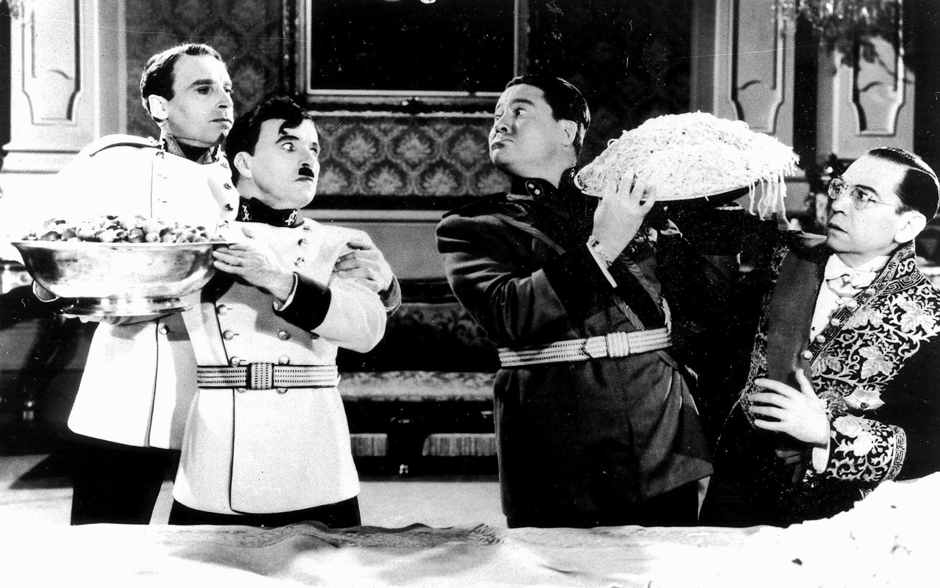 Carlitos em cena de "O Grande Ditador", de 1940 - Folhapress