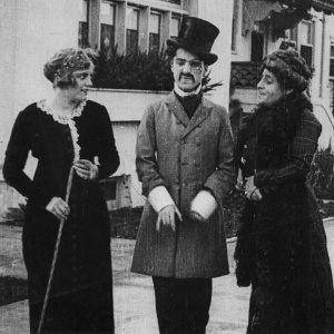 Cena do filme "Making a Living", ou "Carlitos Repórter", considerada a primeira aparição de Charlie Chaplin no cinema, em 2 de fevereiro de 1914 - Reprodução