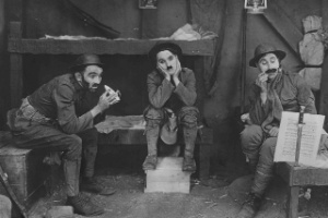 Chaplin em cena de "Carlitos nas Trincheiras", de 1918 - Arquivo/Folhapress