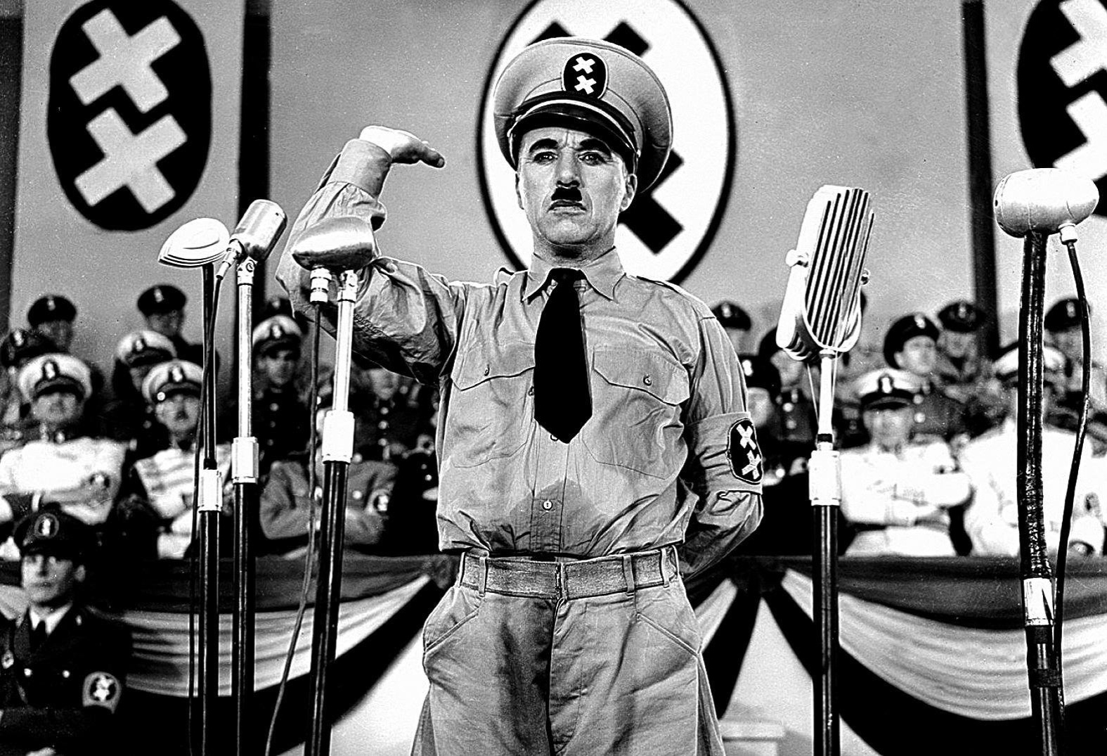 Chaplin em cena de "O Grande Ditador", de 1940, sua sátira ao nazista Adolf Hitler - Folhapress