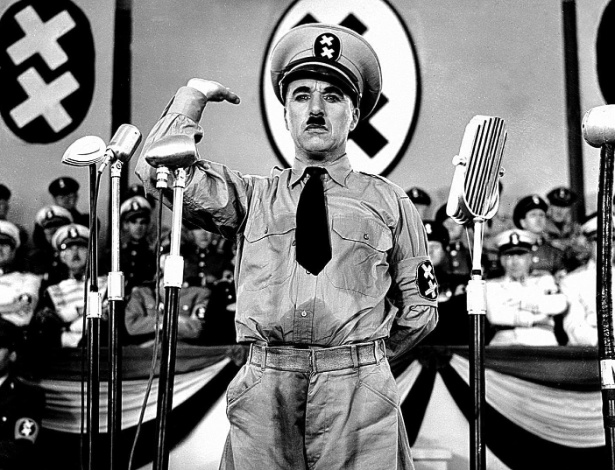 Chaplin em cena de "O Grande Ditador", de 1940, sua sátira ao nazista Adolf Hitler - Folhapress