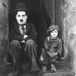 Charlie Chaplin e Jackie Coogan em cena do filme "O Garoto", de 1921 - Divulgação