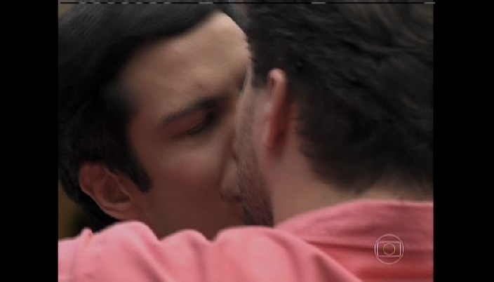 Félix e Niko se beijam