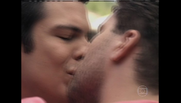 Félix e Niko se beijam