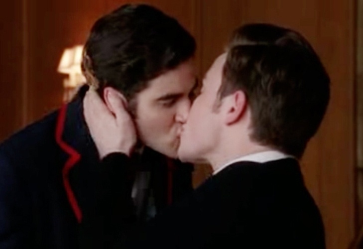 "Glee" (2011): No seriado adolescente, Kurt (Chris Colfer) e Blaine (Criss Darren) se beijam em cena