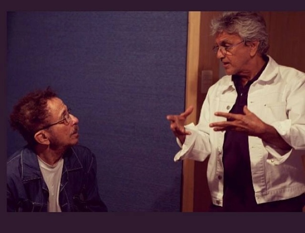Tom Zé e Caetano Veloso conversam durante gravação de parceria - Reprodução/Facebook