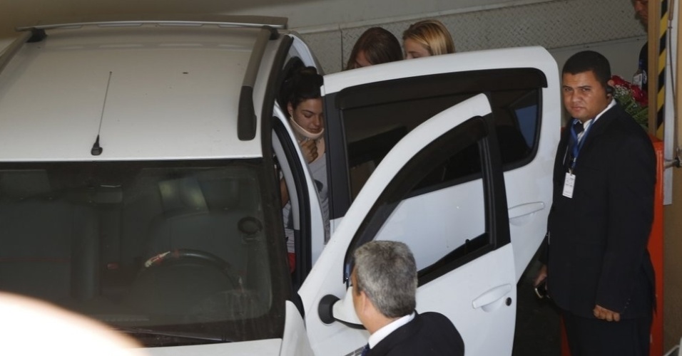 1.fev.2014 - Isis Valverde deixa o hospital Barra D'Or no Rio de Janeiro. Atriz aparece usando um colar cervical