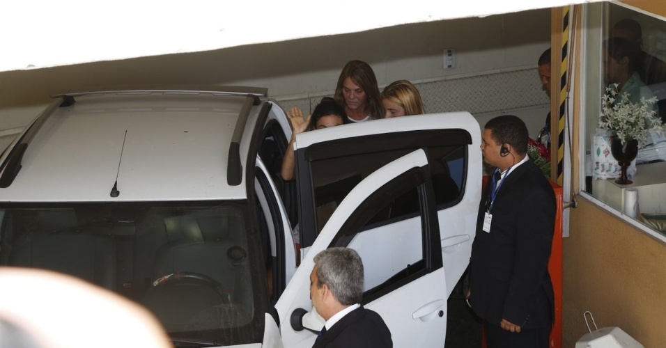 1.fev.2014 - Isis Valverde deixa o hospital Barra D'Or no Rio de Janeiro. Atriz aparece usando um colar cervical