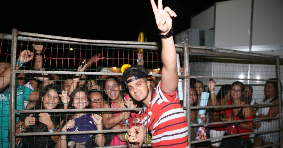 1.fev.2014 - Luan Santana posa com fãs no Festival de Verão de Salvador. O sertanejo prestigiou o evento na noite deste sábado (1)