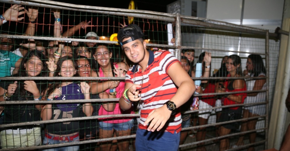 1.fev.2014 - Luan Santana posa com fãs no Festival de Verão de Salvador. O sertanejo prestigiou o evento na noite deste sábado (1)
