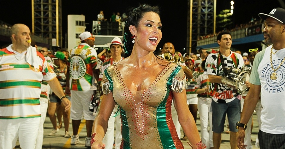 1.fev.2014 - Vestida com as cores da X9 - Paulistana, Gracyanne Barbosa chama atenção durante ensaio no Anhembi. Na noite deste sábado (1), a mulher do cantor Belo, que é rainha da escola, mais uma vez exibiu o seu corpo sarado durante os ensaios das escolas de samba de São Paulo. Gracyanne faz sucesso na web ao compartilhar com os internautas suas séries na academia e sua dieta balanceada para manter a forma