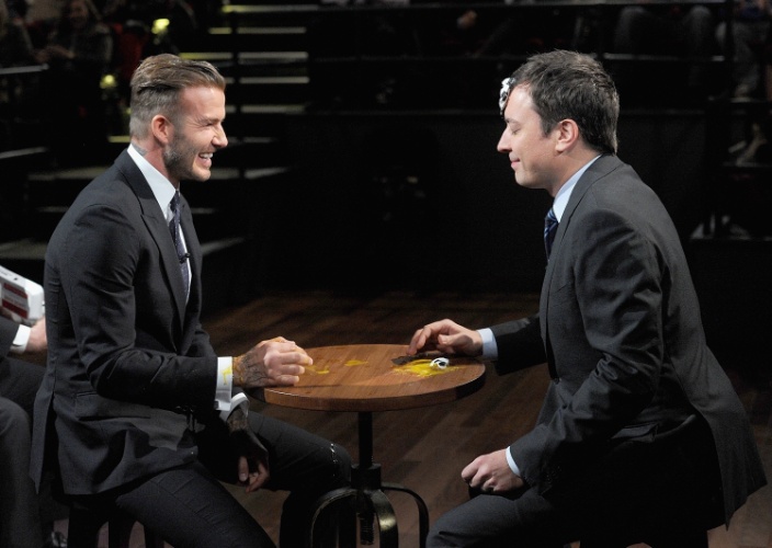 31.jan.2014 - David Beckham vai ao programa "Late Night With Jimmy Fallon". Ele e o apresentador fizeram uma brincadeira em que cada um acertava ovos na cabeça do outro