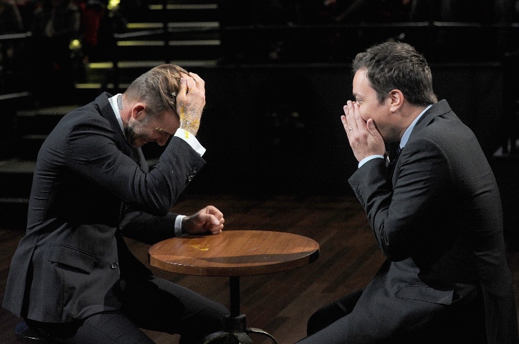 31.jan.2014 - David Beckham vai ao programa "Late Night With Jimmy Fallon". Ele e o apresentador fizeram uma brincadeira em que cada um acertava ovos na cabeça do outro