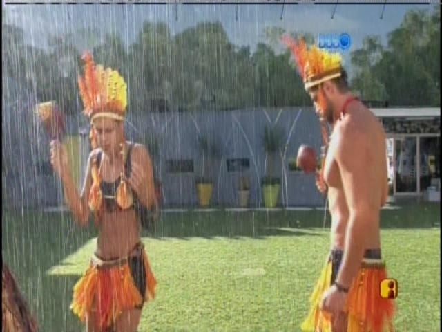 02.fev.2014 - Angela e Marcelo dançam na chuva para cumprir castigo