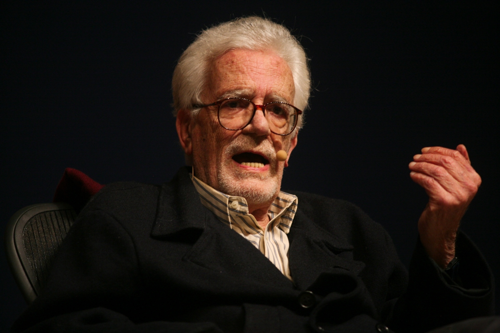 06.jul.2013 - O cineasta Eduardo Coutinho participa da mesa "Encontro com Eduardo Coutinho", na qual foi exibido um trecho do seu filme "Cabra Marcado para Morrer", na Flip 2013, em Paraty - Paulo Iannone/Frame