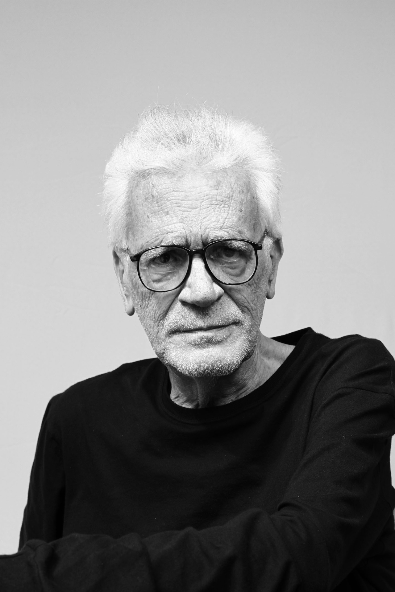 13.nov.2011 - O cineastra brasileiro Eduardo Coutinho posa para ensaio exclusivo da revista Serafina, na livraria Ponte de Tábuas, em São Paulo - Folhapress