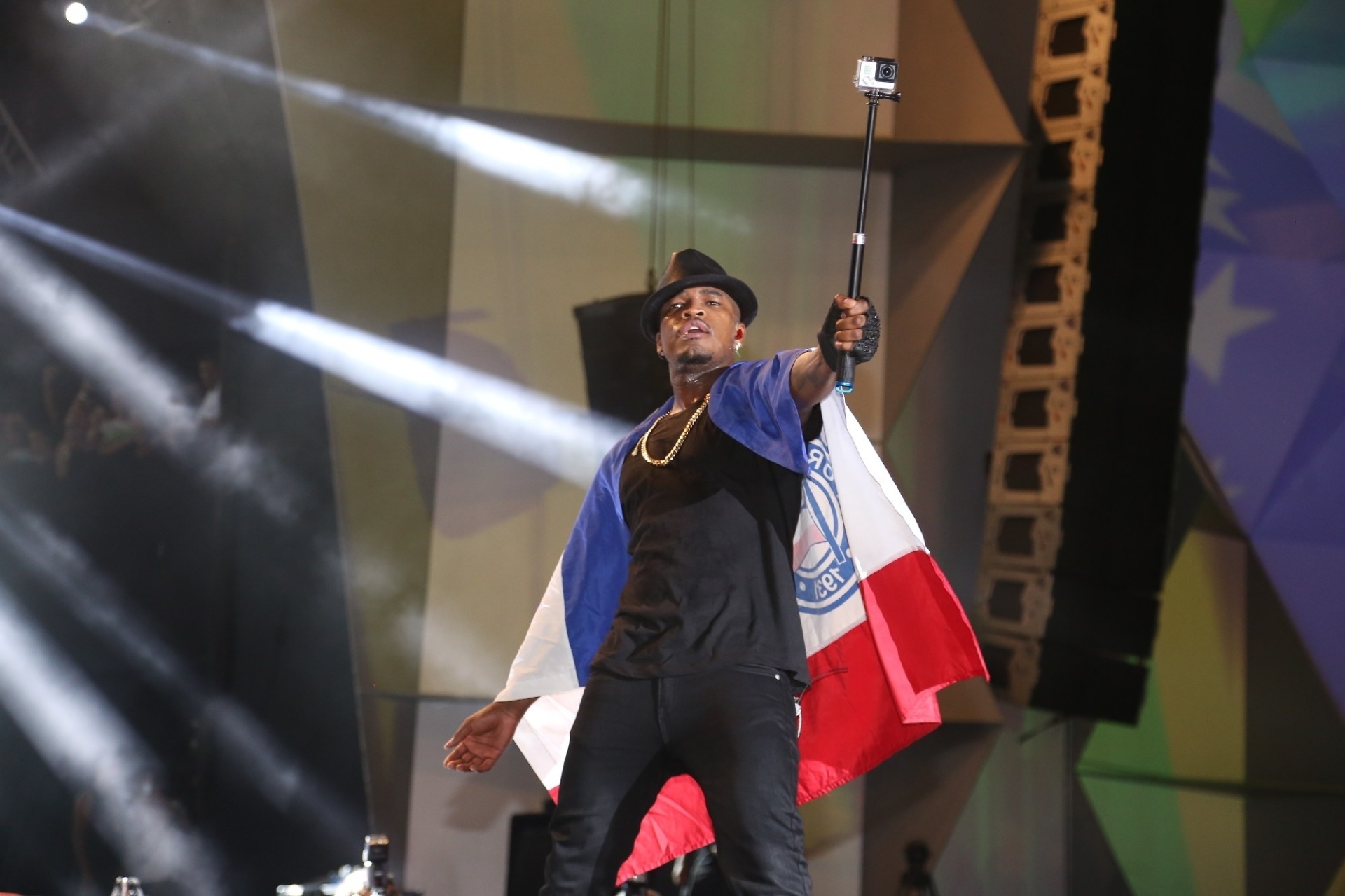 1.jan.2014 - O rapper Ne-Yo veste bandeira da Bahia na última noite do Festival de Verão, em Salvador - Fred Pontes/Foto Rio News