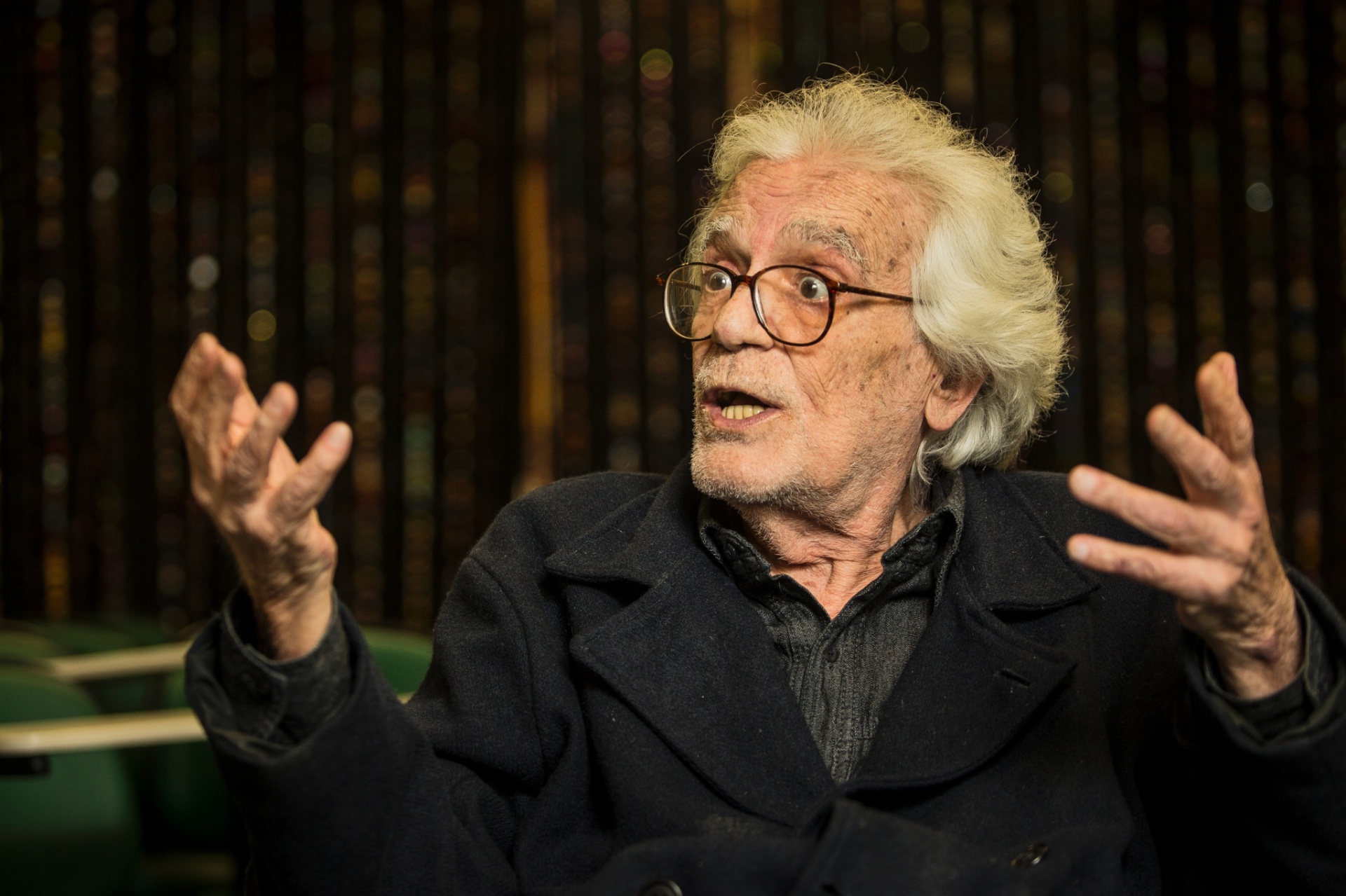 25.out.2013 - Eduardo Coutinho durante uma entrevista no CineSesc da Rua Augusta, em outubro de 2013, em São Paulo - Folhapress