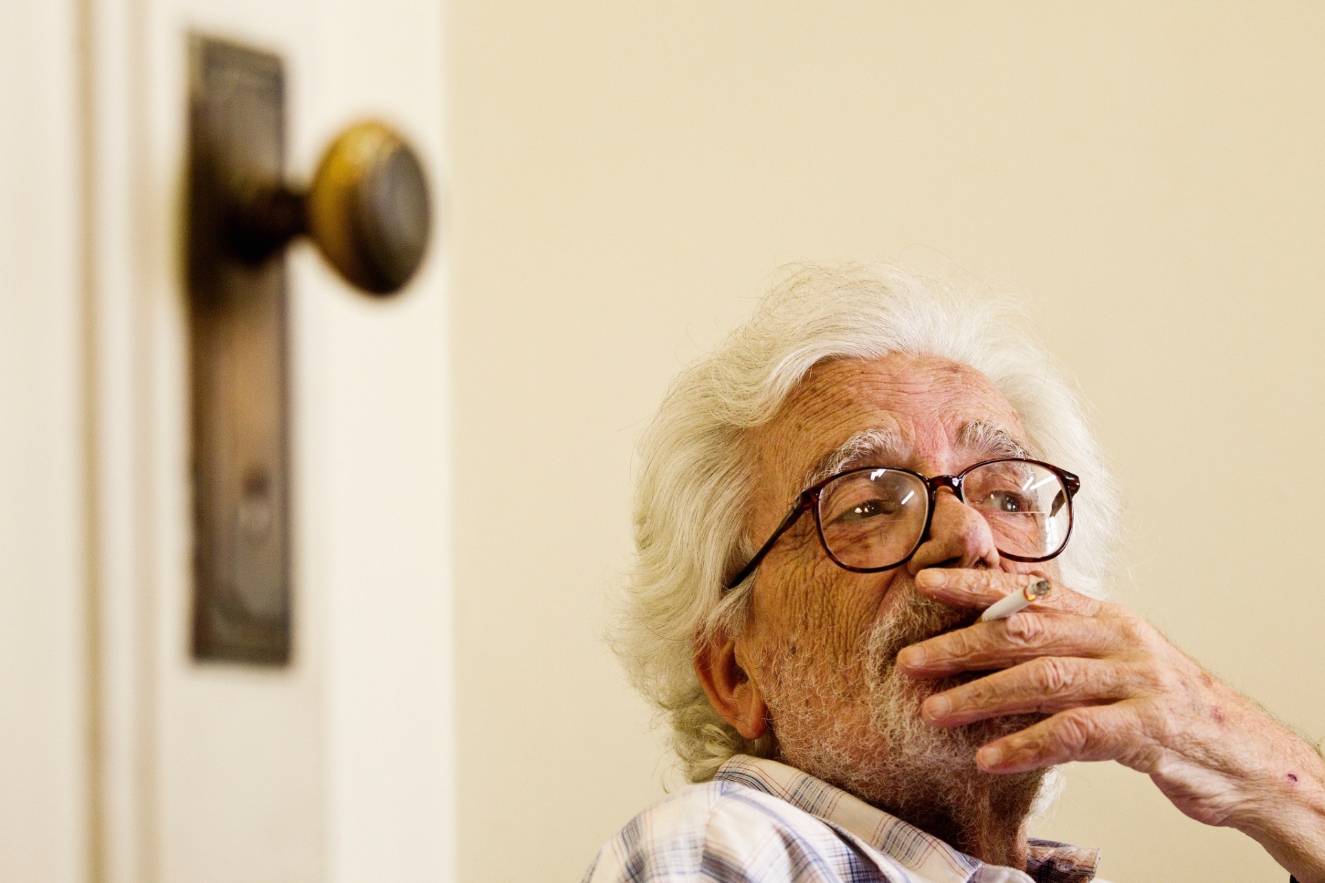 27.out.2011 - Retrato do documentarista Eduardo Coutinho durante o lançamento do filme "As Canções", na Mostra de Cinema de São Paulo, em outrubro de 2011 - Folhapress