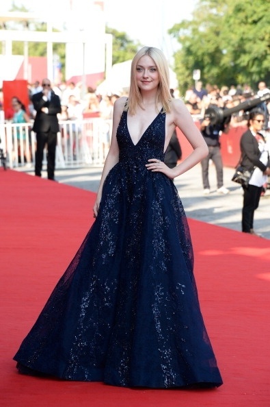 Dakota Fanning optou por uma tonalidade mais escura de azul para seu vestido. Como a atriz tem pouco busto, o decote profundo se manteve elegante. O modelo cai bem para mulheres que possuem seios pequenos e quadril largo - Getty Images