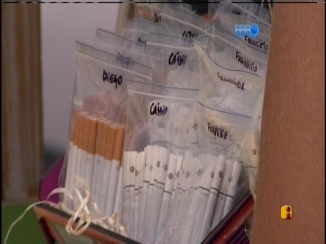 03.fev.2014 - Os cigarros de Diego, Cássio e Franciele separados