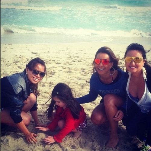2013 - Ao lado da irmã Karina Sato e das primas, Sabrina Sato brinca na areia e se diverte em praia
